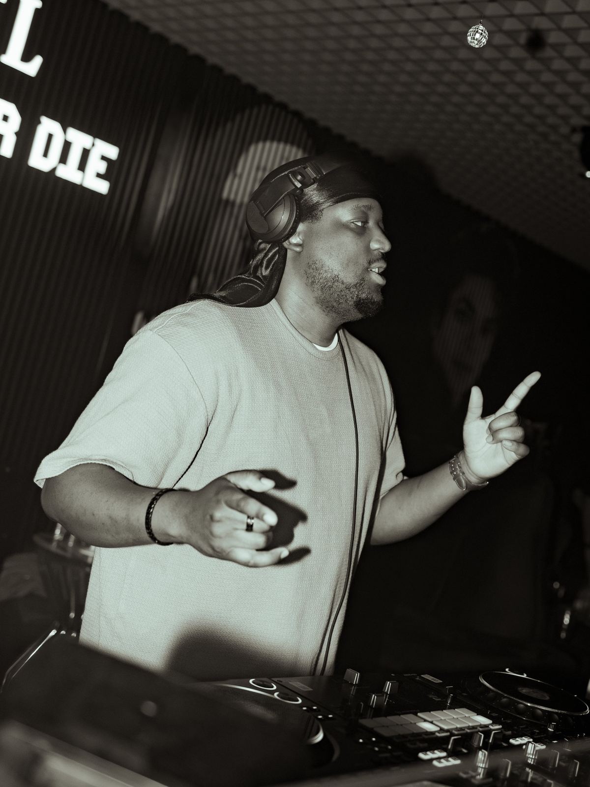 DJ animando al público desde la cabina de la discoteca Le Ciel, Berna (Suiza)