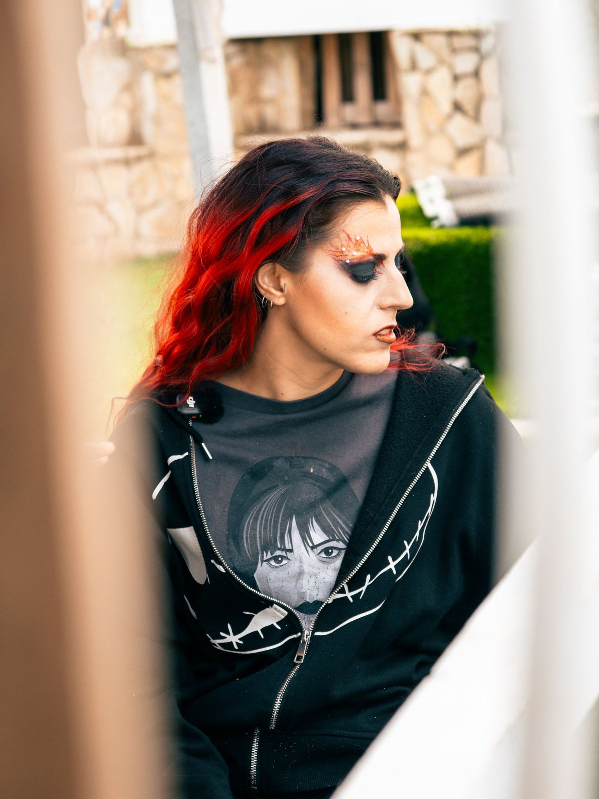 Retrato de Juana, artista de Fuengirola, en un descanso del rodaje del videoclip de «La llama»