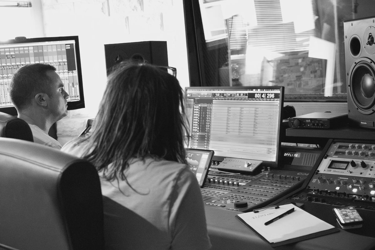 Sesión de mezcla en un estudio de grabación, detrás de escena del trabajo de Joaco Viera